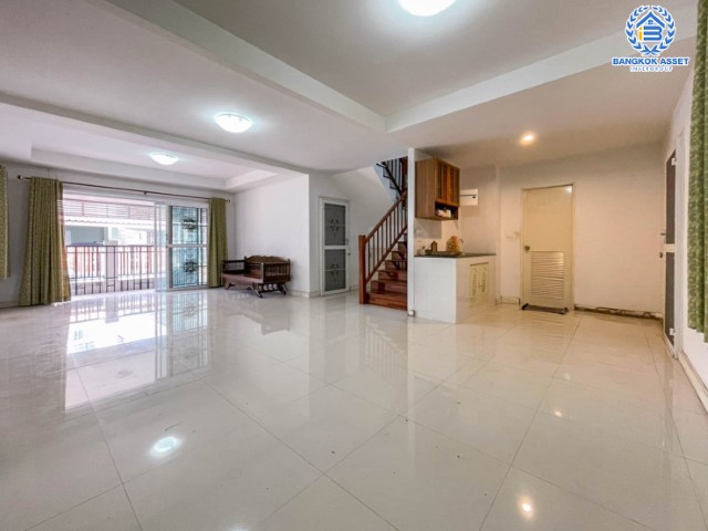 บ้านแฝดมือสองย่านนทบุรี ม.พฤกษาวิลเลจ22 บางกรวย-ไทรน้อย เนื้อที่ 39.1 ตร.ว. ฟังก์ชัน 3 ห้องนอน 2 ห้องน้ำ 2 ที่จอด บนทำเลที่ เดินทางสะดวก เชื่อมต่อถนน นครอินทร์ ,ถนนบางกรวย-ไทรน้อย ,ซอยวัดสังฆทาน เข้าเมืองสะดวก ใกล้รถไฟฟ้าสายสีม่วง "สถานีแยกติวานนท์" และ ใกล้จุดขึ้นทางด่วน "พระราม7"